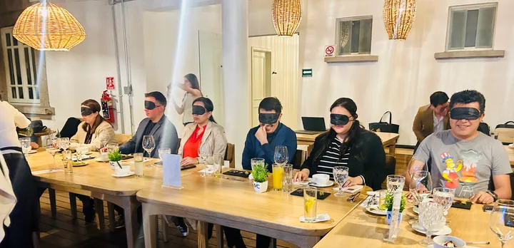 Invitados con antifaces en una cena sensorial a ciegas